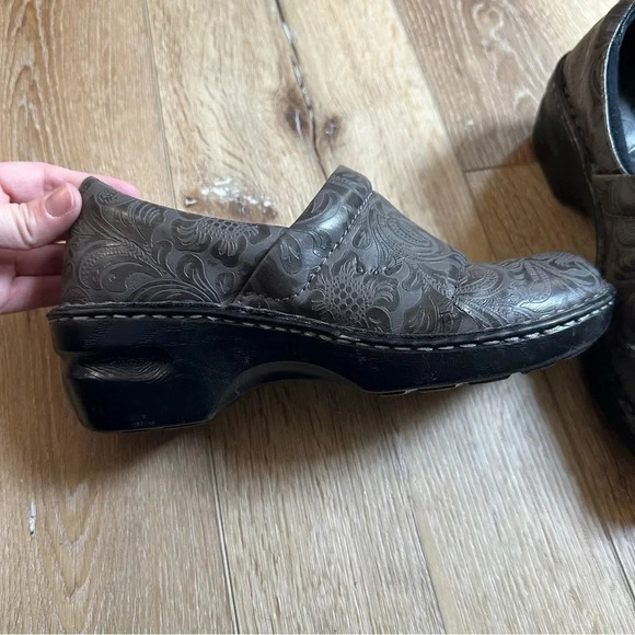 B.O.C. Born Concepts Peggy Grey Slip On Western Embossed Clog Sz 8 GUC - Picture 9 of 14